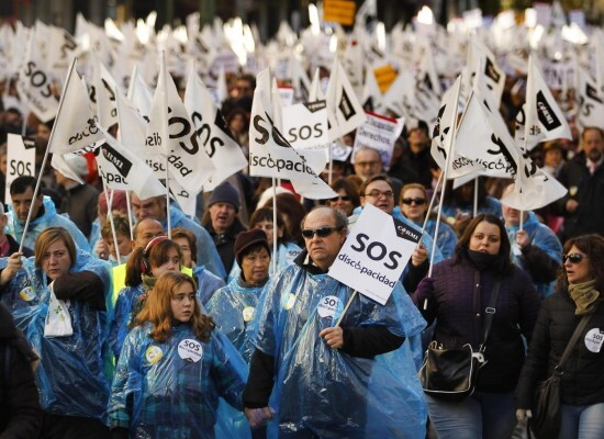 Disabili in piazza a Madrid contro i tagli all'assistenza sanitaria.