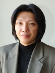Xiao Qiang &egrave; una giornalista e attivista cinese dal 1989. Oggi vive in California, a Berkeley. Xiao ha studiato fisica teorica all'Universit&agrave; di Scienza e Tecnologia della Cina e frequent&ograve; il programma per il PhD in astrofis