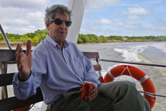 Il Segretario di stato americano, John Kerry, in visita ufficiale in Vietnam