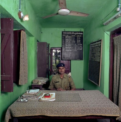 India - Ram Prabodh Yadav &egrave; il viceispettore di polizia a Maner Block, distretto di Patna, Stato del Bihar. Salario mensile: 10,000 rupie (220 dollari)