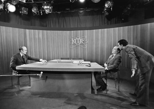 Era il 1974, nello studio 101 della Maison de la Radio il giornalista Alain Duhamel &egrave; riuscito a convincere i due candidati presidenziali, Val&eacute;ry Giscard d'Estaing e Fran&ccedil;ois Mitterrand, a confrontarsi in tv.