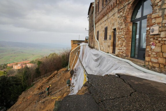 A Volterra invece parte delle mura medievali della citt&agrave; non ha retto alle piogge copiose degli ultimi giorni.