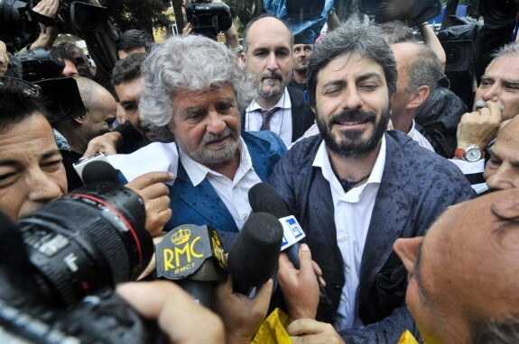 Il leader del Movimento 5 stelle si presenta nella sede Rai di Viale Mazzini a Roma per la manifestazione "Occupy Rai"