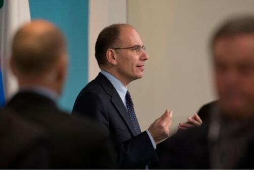 Enrico Letta che tiene il tempo con le gambe e con le mani