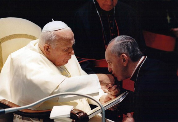Bergoglio bacia la mano di Papa Giovanni Paolo II durante una cerimonia in Vaticano.