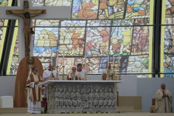 Papa Benedetto XVI celebra la Messa al Campo Volo di Bresso