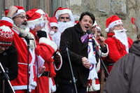 Renzi che canta jingle bells cercando di imitare il look di Elvis.