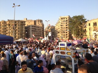 Manifestazione in piazza Tahrir di sostenitori del candidato Mohammed Morsi contro una recente decisione della Corte Suprema di sciogliere il Parlamento a maggioranza islamica eletto a novembre.