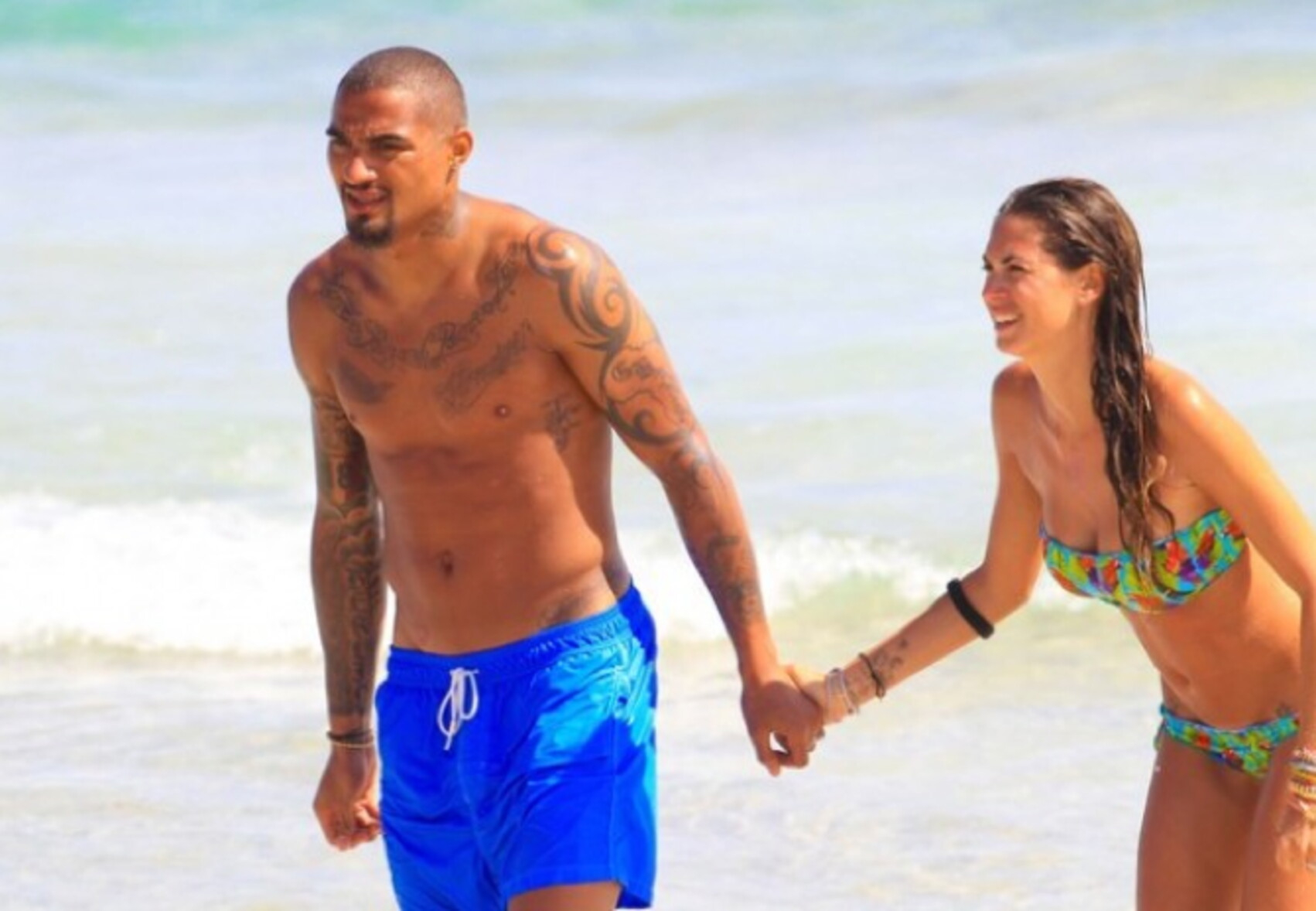 Saluta tutti Melissa Satta. Italiana e compagna di Boateng. Lascia il Brasile, dopo l'elimianzione al primo turno sia degli azzurri sia del Ghana