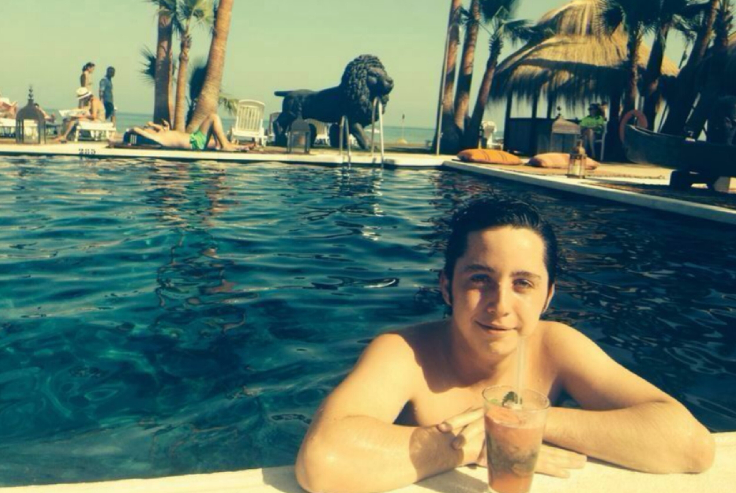 Francisco Nicol&aacute;s G&oacute;mez-Iglesias in un lussuoso resort.