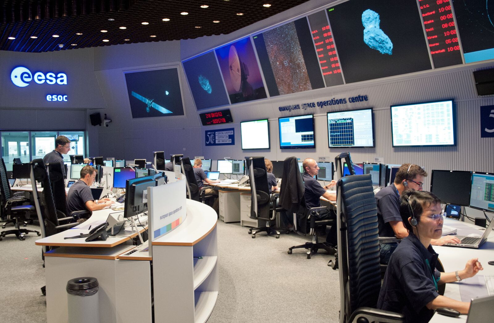 La centrale operativa dell'Agenzia spaziale europea di Darmstadt, in Germania, da dove si svolgeranno le operazioni di "risveglio" di Rosetta.