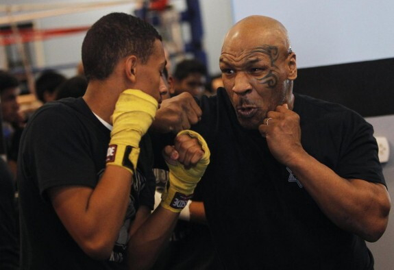 Las Vegas, Mike Tyson insegna boxe ad un gruppo di bambini.
