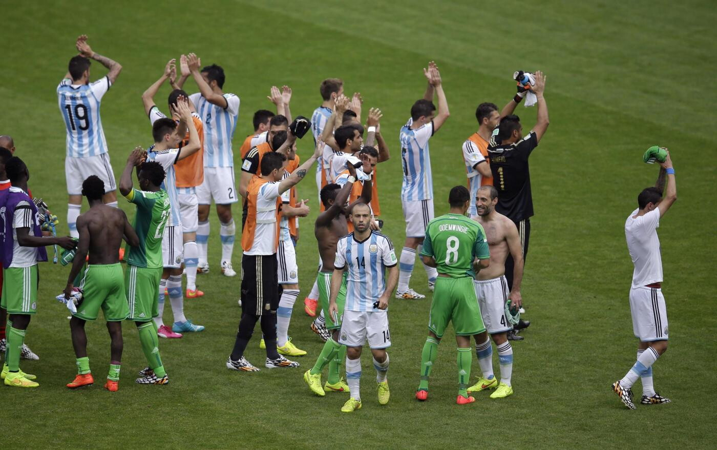 L'Argentina vince 3-2 e passa per prima. La Nigeria perde e passa lo stesso. Ping pong tra Messi e Musa che ne fanno due, ma niente cambia. Decisivo Rojo, terzino, al primo centro in un Mondiale &nbsp;