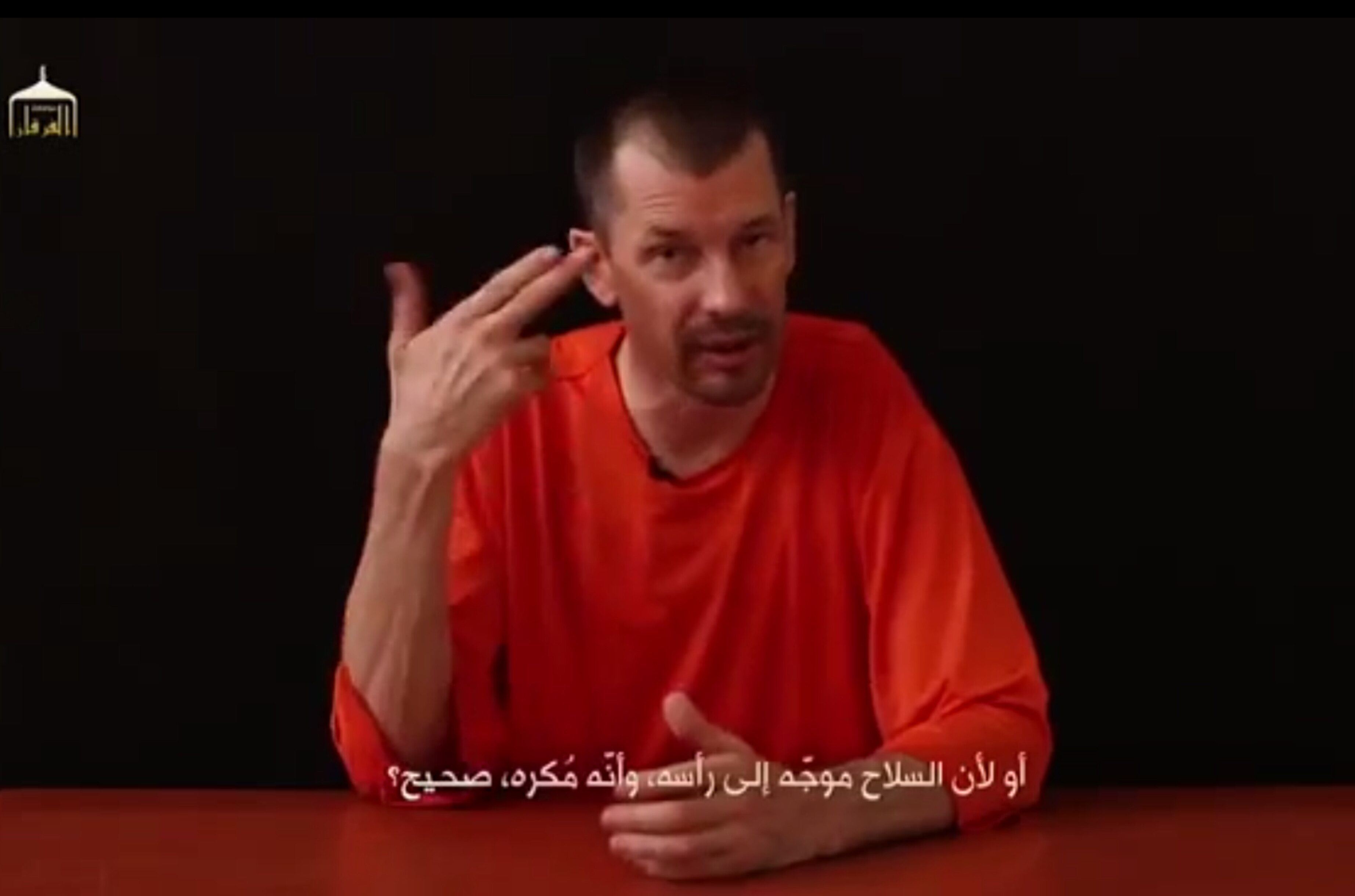 Giornalista inglese nelle mani dello stato islamico califfale. Un uomo strumento di propaganda assassina, di minaccia, di terrore. Altro che Abu Grahib. Nessuno processer&agrave; questi carcerieri, come in Usa. Il male va sradicato: se teniamo a rimanere noi stessi e a difenderci dagli islamisti