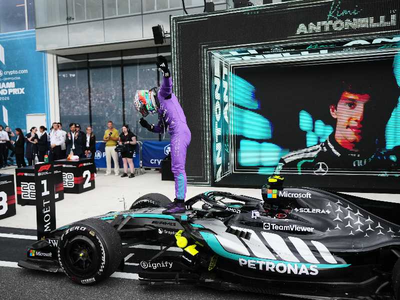 L'esultanza di Kimi Antonelli dopo l'arrivo del Gp di Miami (foto Ap, via LaPresse)