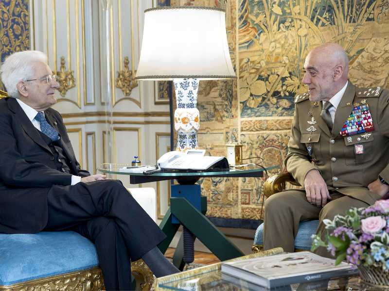 Il presidente Sergio Mattarella al Quirinale con il capo di stato maggiore dell’esercito, il generale Carmine Masiello (foto Ansa)
