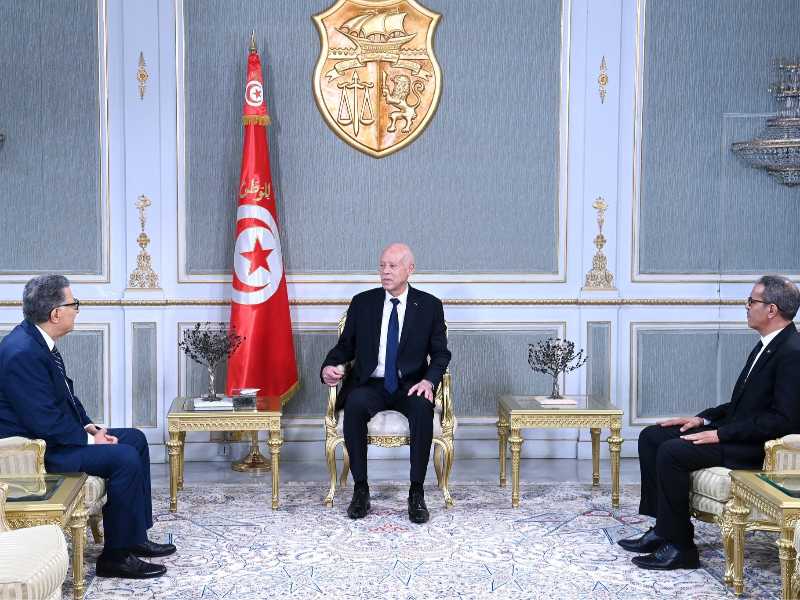 Il presidente tunisino Kais Saied con il presidente del Parlamento, Ibrahim Bouderbala, e quello del Consiglio nazionale delle regioni e dei distretti, Imed Derbali