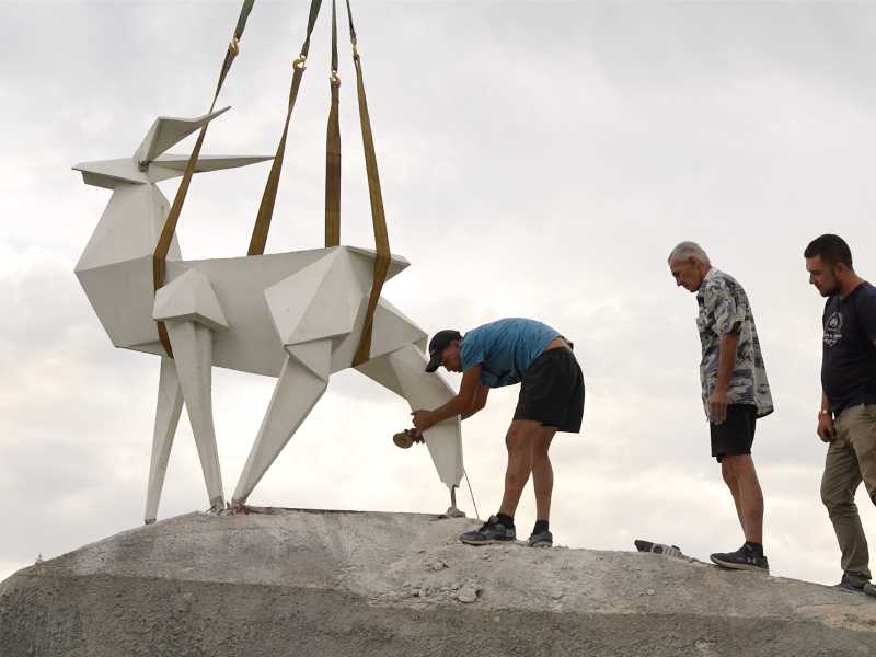 Fotogramma tratto dal documentario "IDP". Il processo di rimozione della scultura da Pokrovsk. Foto fornita da Zhanna Kadyrova