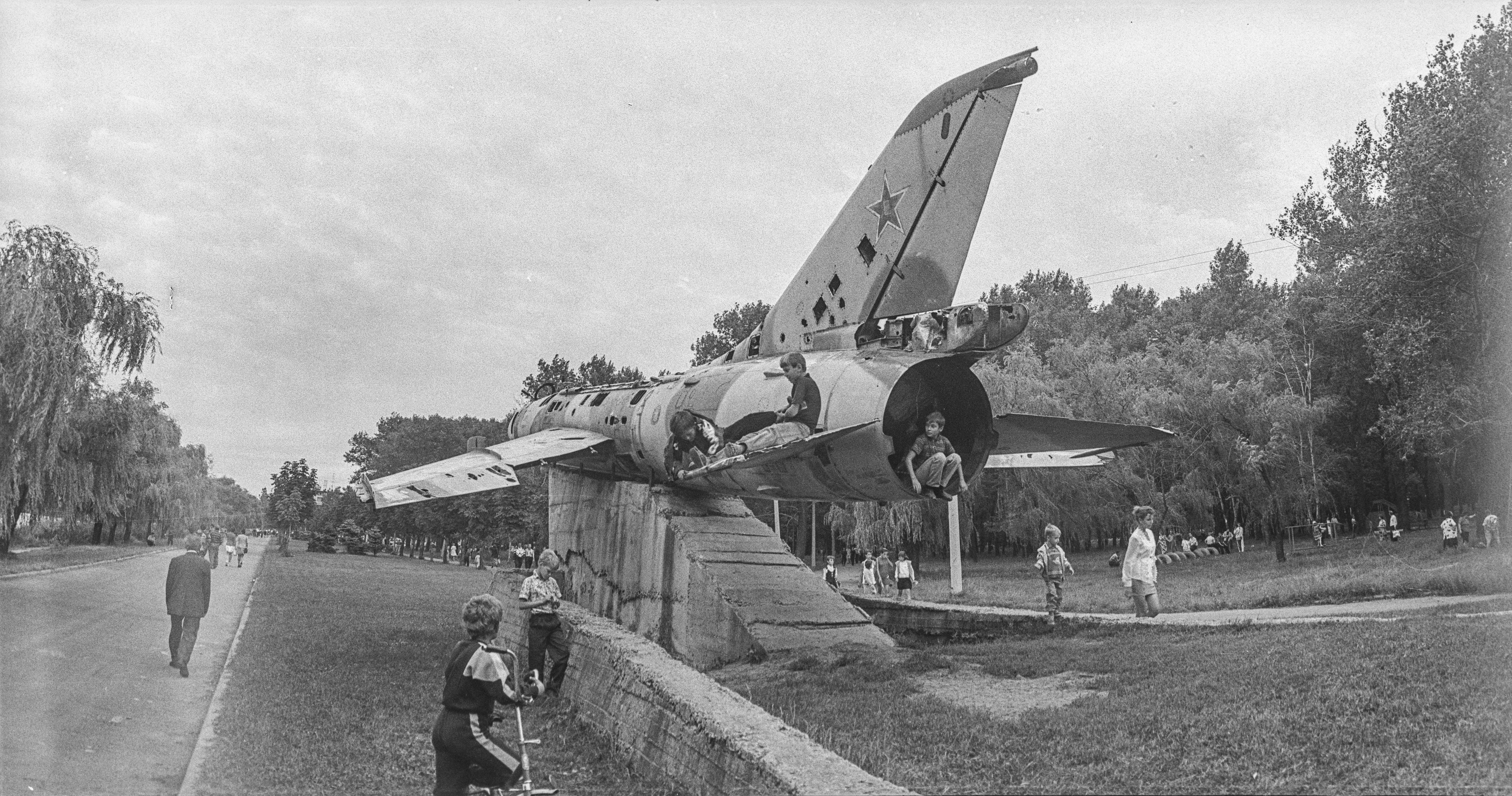 Il "Su-7" sovietico, installato su un piedistallo nel parco Yuvileyniy a Krasnoarmiysk (ora Pokrovsk), settembre 1997. Foto dalla collezione di Mykola Bilokon, archiviata dal Museo Storico di Pokrovsk e digitalizzata dal Centro di Storia Urbana (Lviv)
