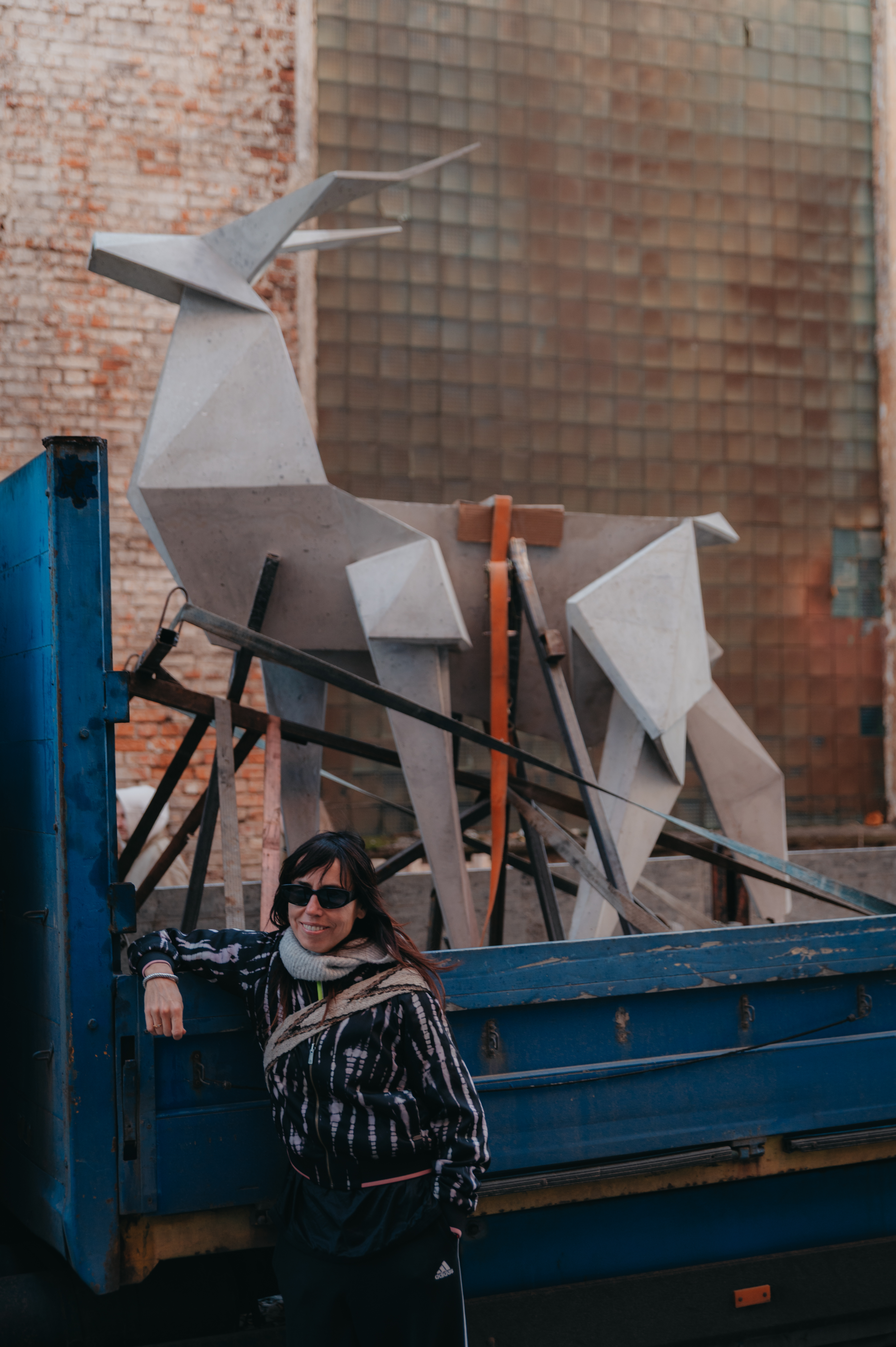 L'artista Zhanna Kadyrova con la scultura. 2025. Foto: Anton Sorochak