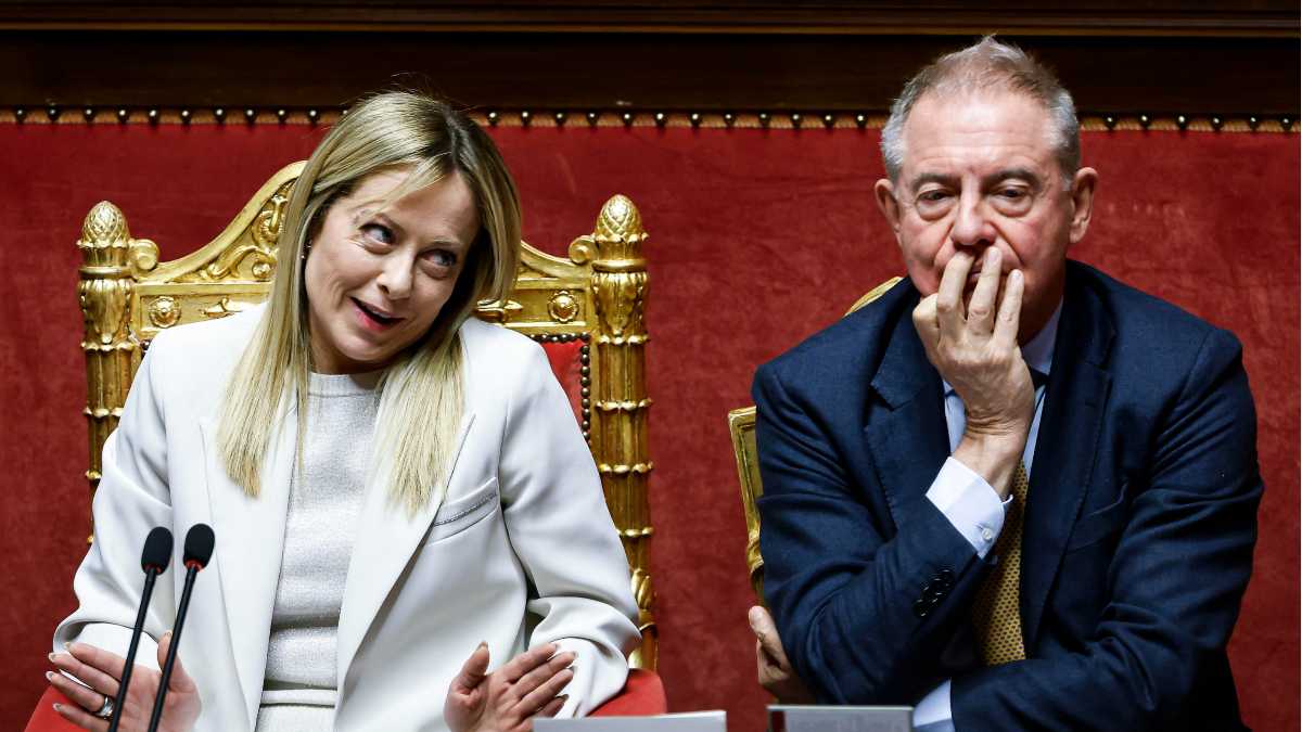 Immagine di Pressing (anche di FdI) per cambiare Urso. Meloni studia una difficile via d’uscita
