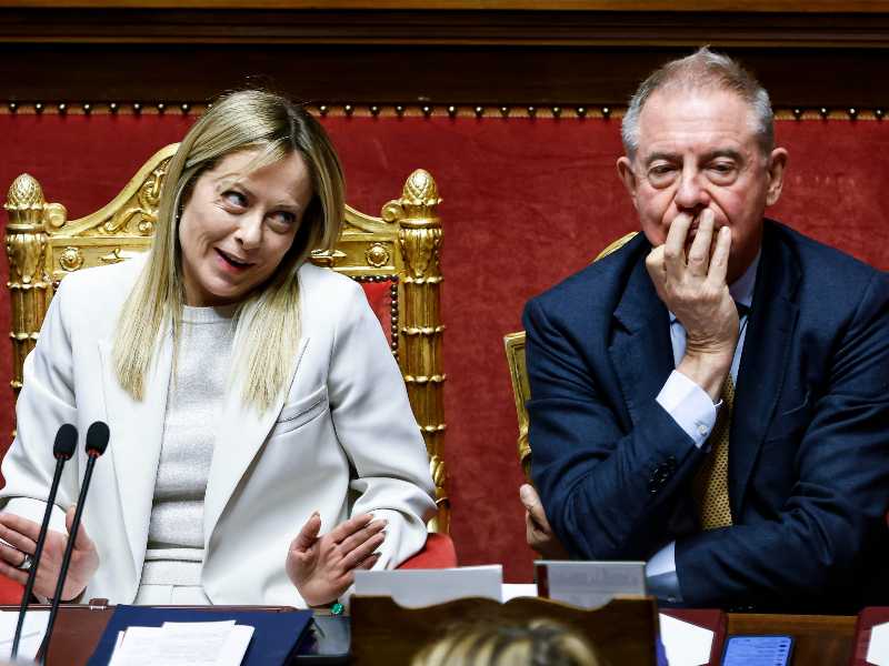Pressing (anche di FdI) per cambiare Urso. Meloni studia una difficile via d’uscita