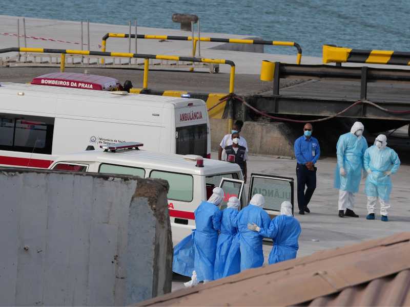 Personale sanitario evacua gli infetti dalla nave MV Hondius (foto LaPresse)