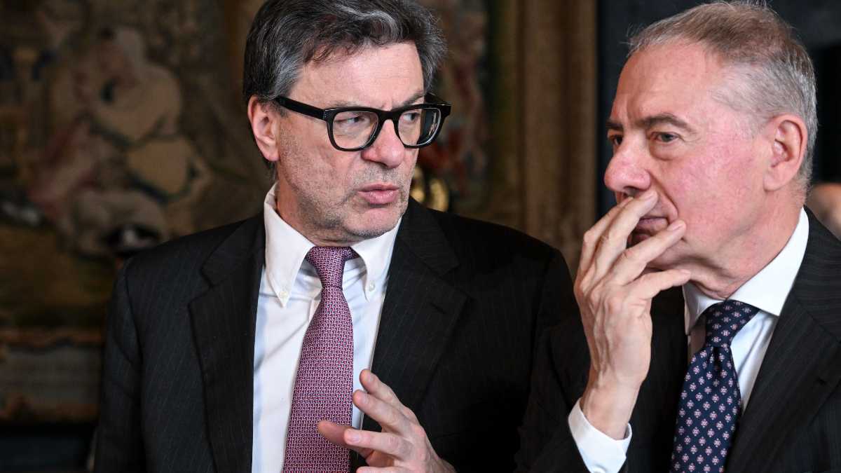 Immagine di I fantasmi di Urso. Teme la sostituzione e attacca frontalmente Giorgetti. Le “manine” e le critiche a Perrotta