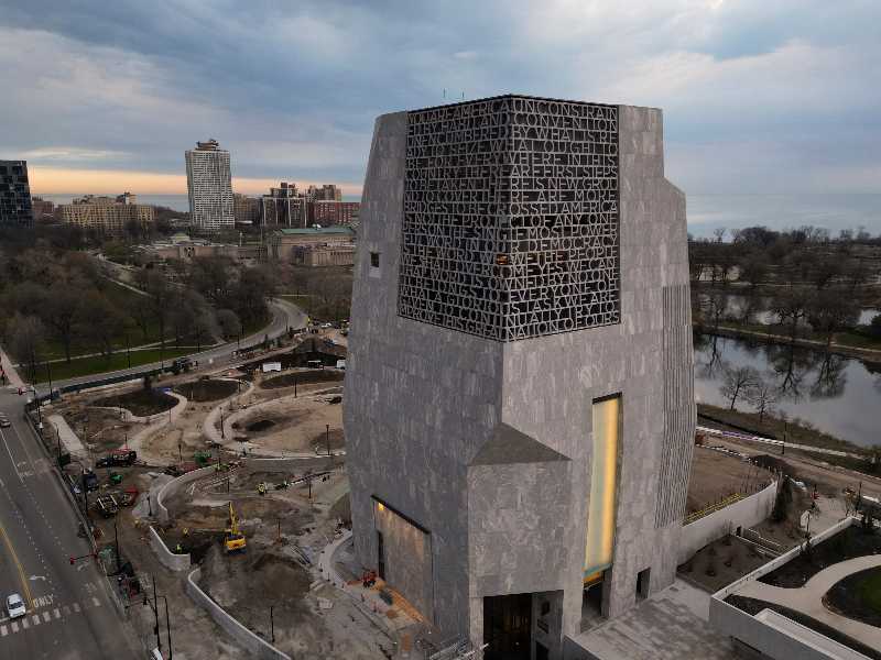 La realizzazione dell’Obama Presidential Center, costata 800 milioni di dollari, ha richiesto dieci anni. L’inaugurazione è prevista per giugno (foto LaPresse)