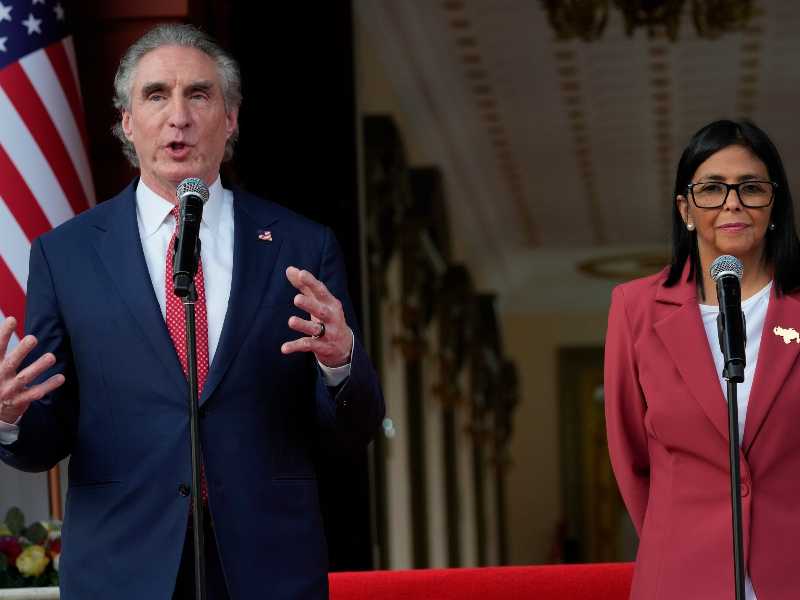 Delcy Rodriguez durante un incontro con il segretario agli interni statunitense Doug Burgum a Caracas (foto LaPresse)