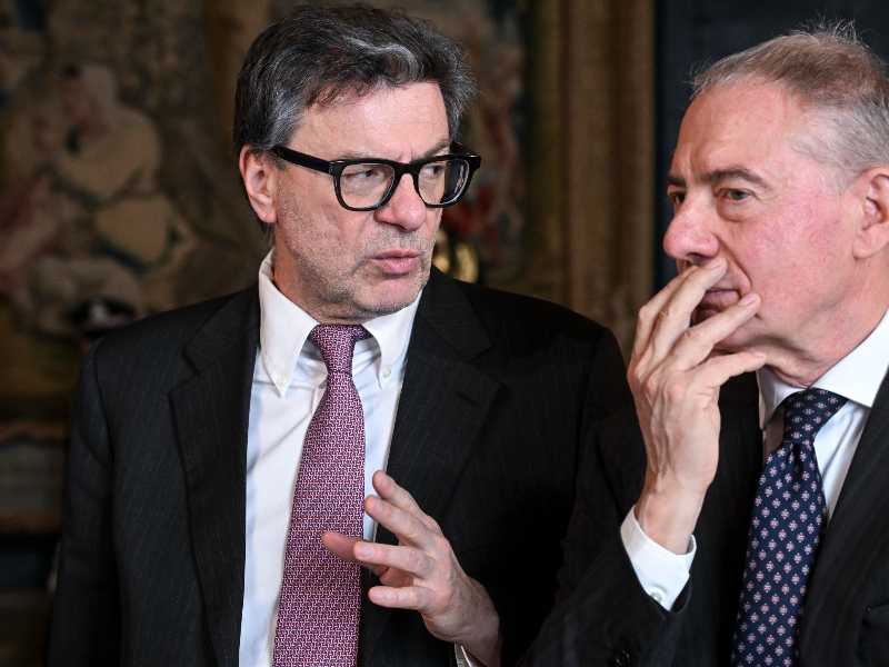 I fantasmi di Urso. Teme la sostituzione e attacca frontalmente Giorgetti. Le “manine” e le critiche a Perrotta