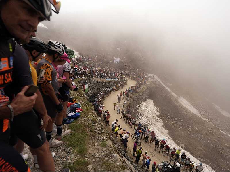 Un'immagine del passaggio dei corridori sul Colle delle Finestre al Giro d'Italia 2025 (foto LaPresse)
