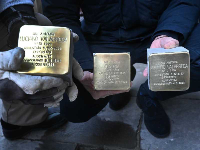 Bambini che sfregiano le pietre d’inciampo