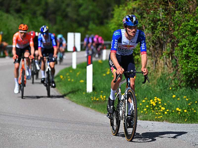 Giulio Pellizzari davanti a tutti al Tour of the Alps 2026. Quello che è partito ieri da Nesebar (Bulgaria) è il suo terzo Giro d’Italia, il primo nel quale punta al podio finale (foto di Tim de Waele per Getty Images)