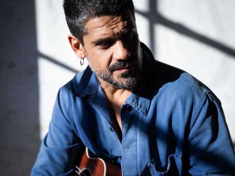 “La musica deve tornare a dare fastidio”. Mannarino, tra Maradona e Pasolini