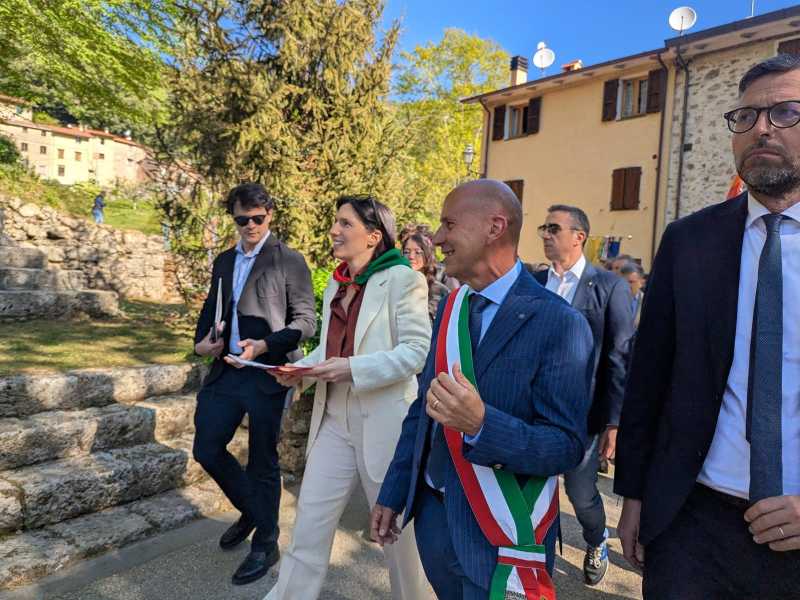 Schlein viaggia in lungo e in largo per accreditarsi ma i sondaggi non la aiutano