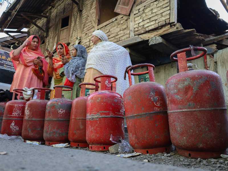 Donne del Kashmir in coda con le bombole di gpl vuote fuori da un'agenzia di distribuzione del gas a Srinagar, il 5 maggio 2026 (Firdous Nazir/NurPhoto via Getty Images)
