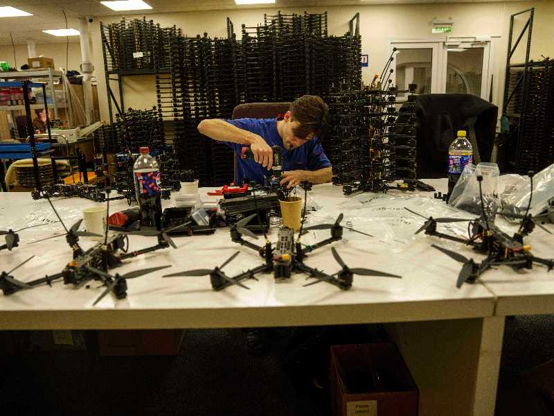 Un ingegnere ucraino assembla un drone FPV dell'azienda "General Cherry" (AP Photo/Evgeniy Maloletka)