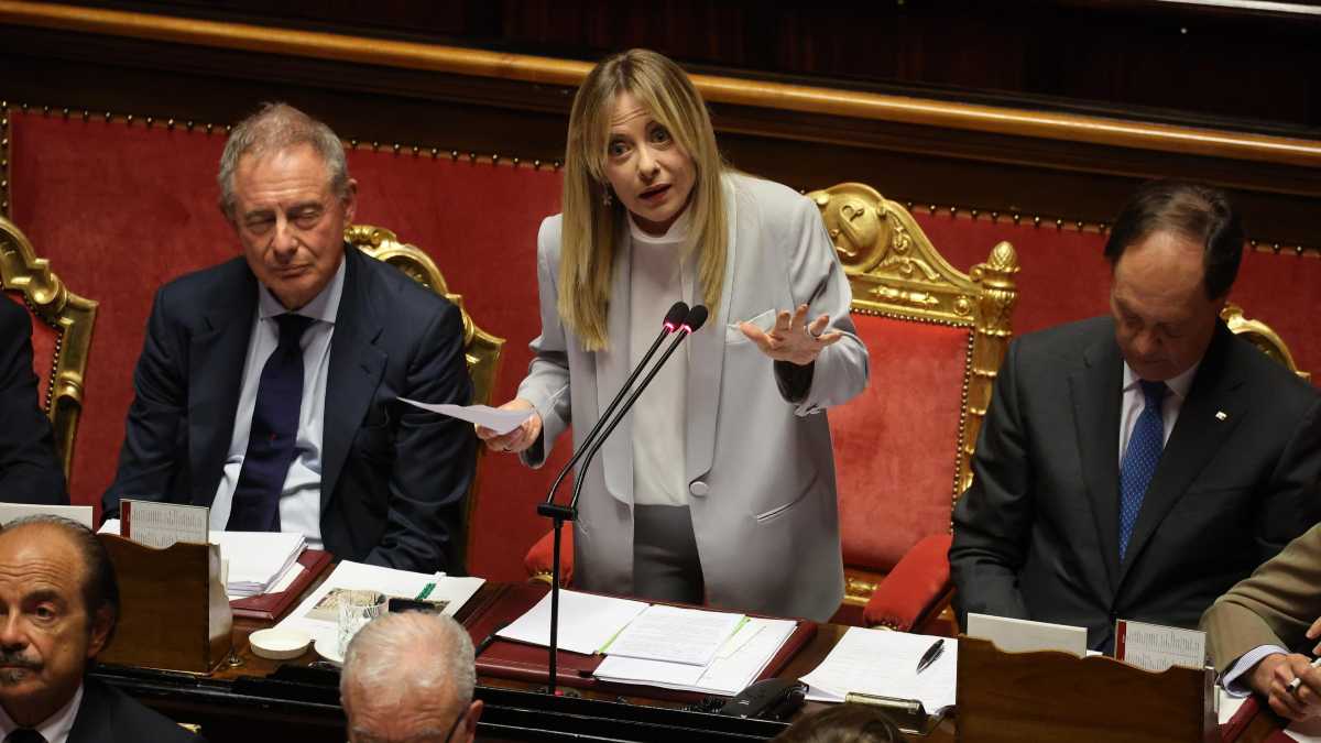 Immagine di Meloni in Aula. Botta e risposta con Renzi sull'economia