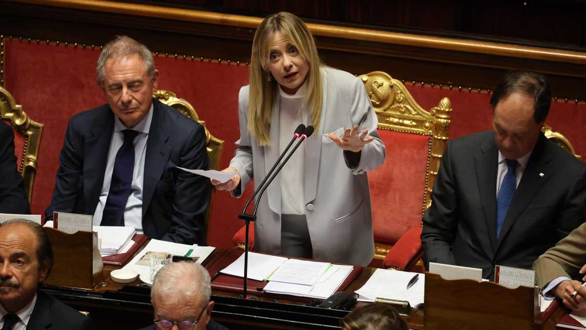 Immagine di In Senato Meloni è sottotono, Calenda la corteggia e Renzi è padrone del campo grigio