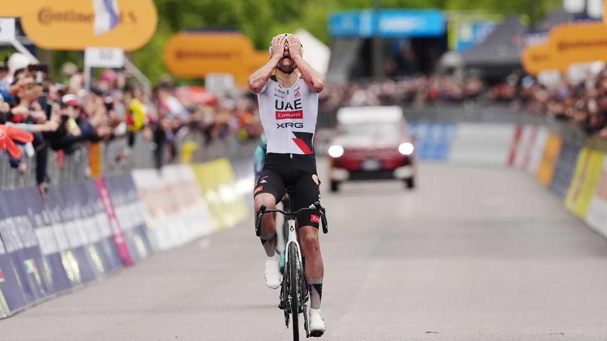Immagine di Il raggio di sole di Igor Arrieta e Afonso Eulálio nel diluvio del Giro