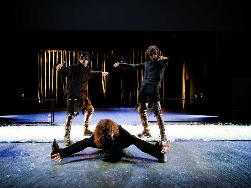 Gaumarjos! Al Teatro India la Georgia brucia tra brindisi e libertà perduta