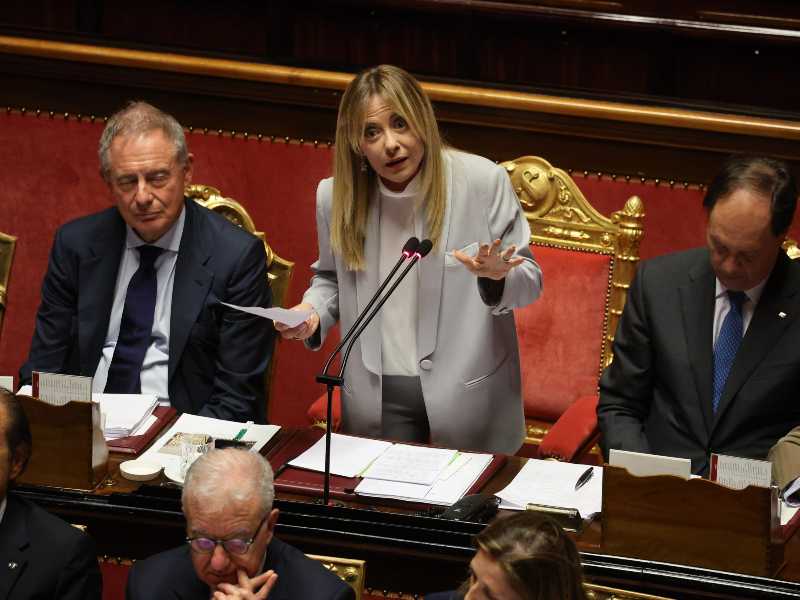 In Senato Meloni è sottotono, Calenda la corteggia e Renzi è padrone del campo grigio