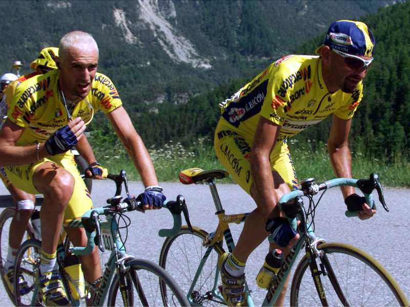 Marco Pantani con Stefano Garzelli al Giro d'Italia 2000 (foto Ansa)