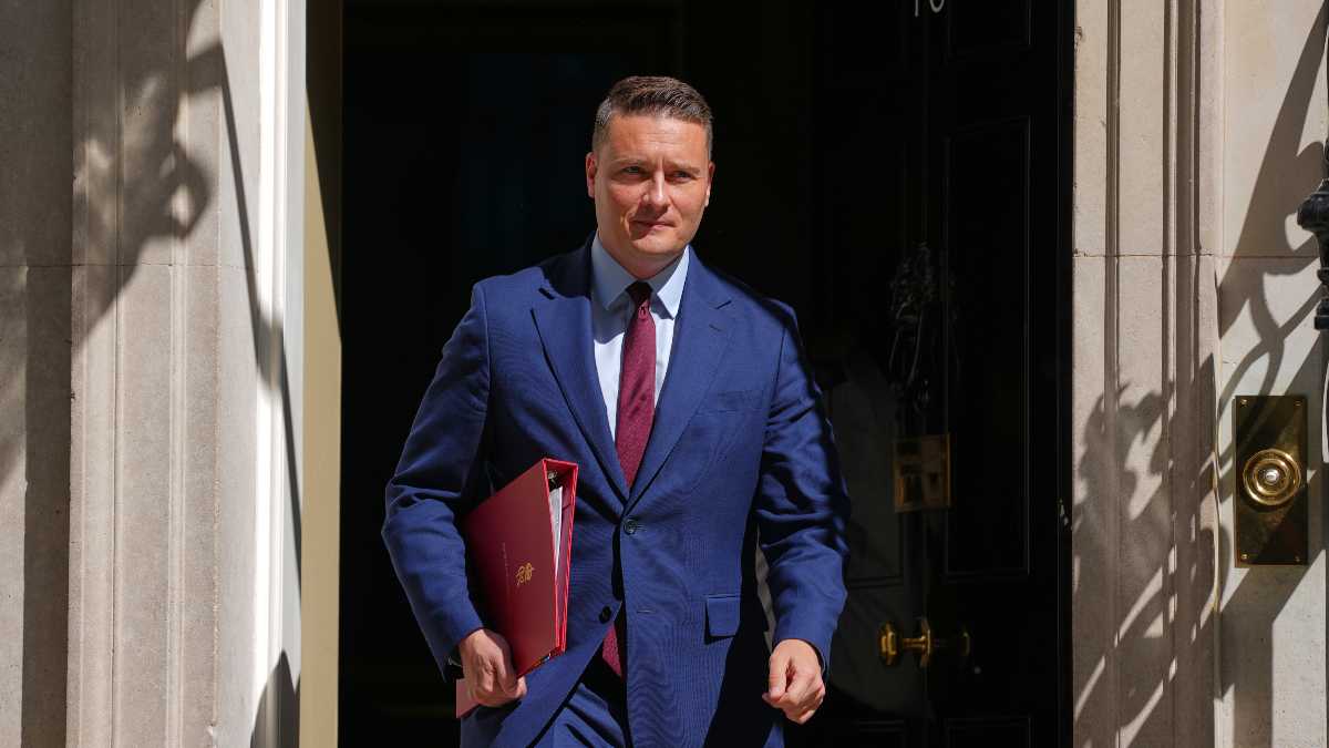 Immagine di Il ministro inglese Streeting si dimette ma non lancia la sfida al premier Starmer. Tutti più deboli