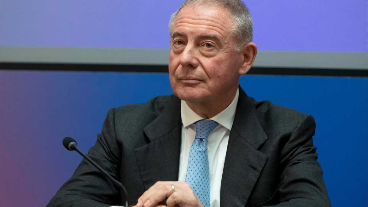 Immagine di I mille tavoli di Urso. Politiche industriali (senza riunioni), speculazione. Meloni su Electrolux pensa alla “supplenza”