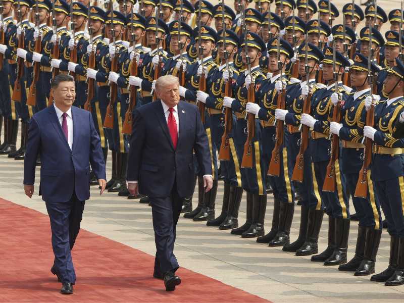 Il presidente Donald Trump insieme al presidente cinese Xi Jinping presso la Grande Sala del Popolo a Pechino (foto LaPresse)