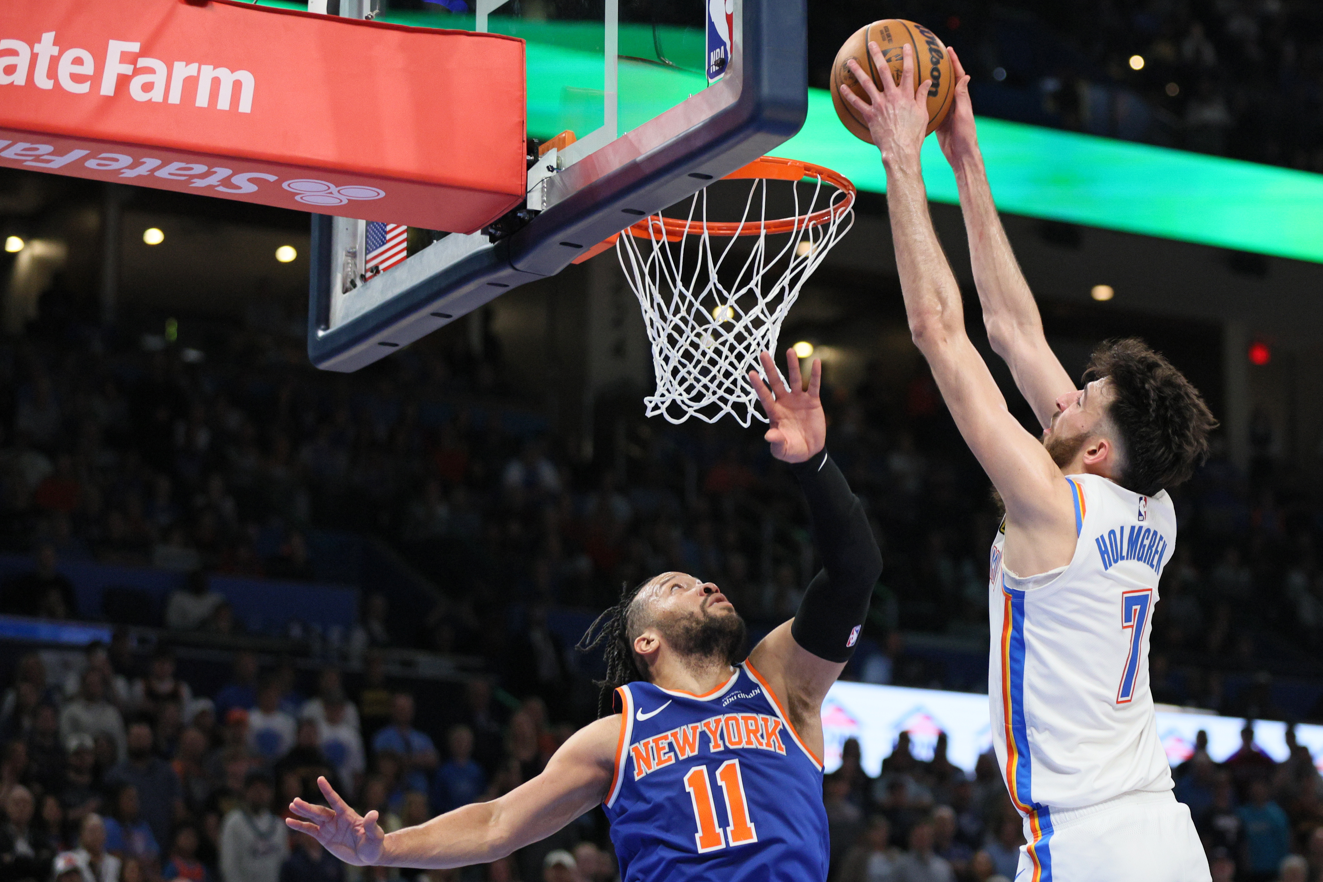 Chet Holmgren schiaccia in faccia a Jalen Brunson durante la partita tra Thunder e Kniks del 29 marzo 2026 (Foto di Nate Billings per AP Photo via LaPresse)