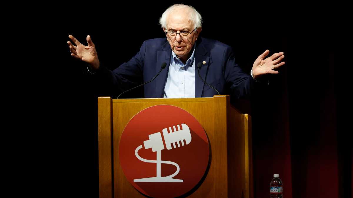 Immagine di Il salone di Bernie Sanders: fa impazzire Torino e la sinistra. Schlein lo incontra (Avs no)