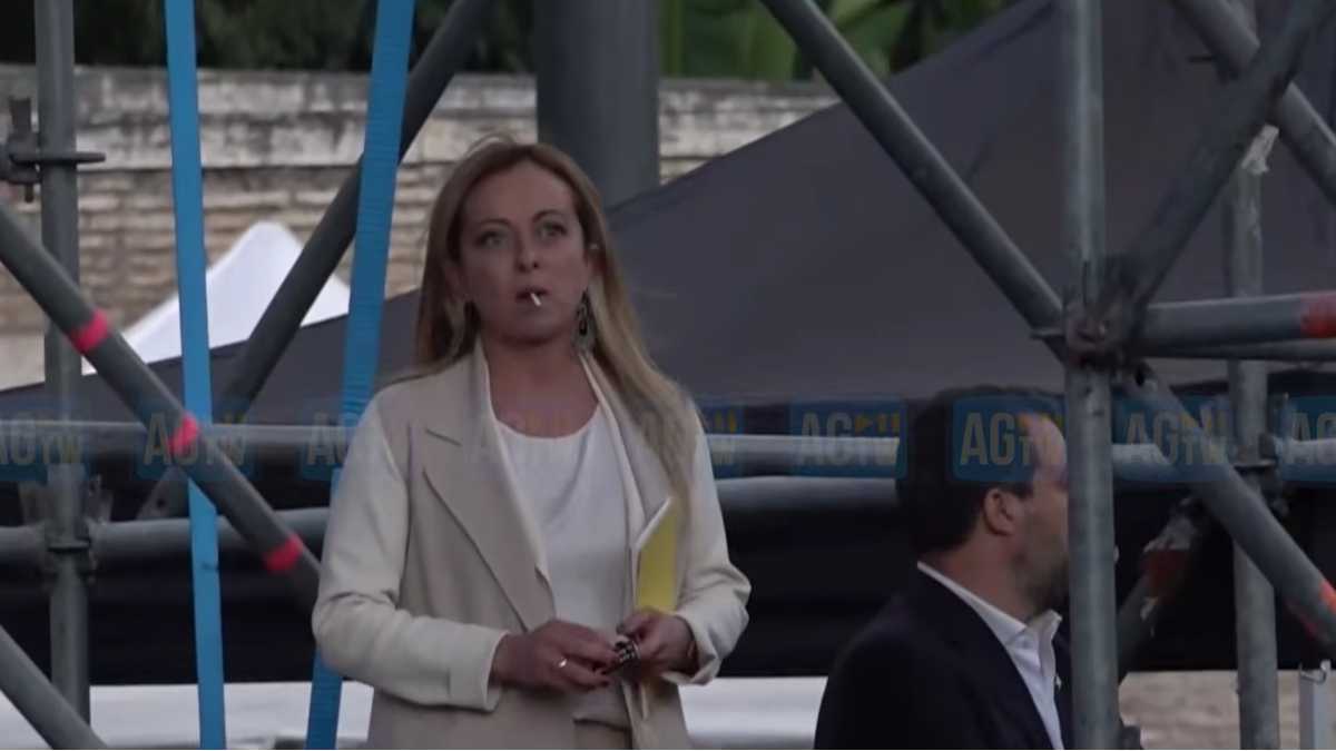 Meloni e tabacco. Calono le accise e la nicotina di Chigi: la premier smette di fumare. Breve storia di politica e fumo